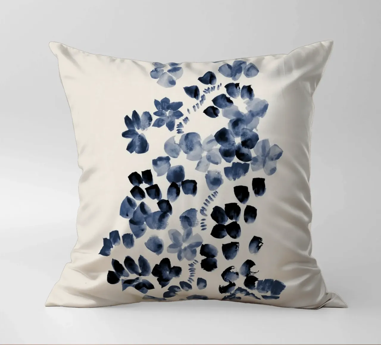 Danushka - Fiori su una vite I cuscino da The Artcircle
