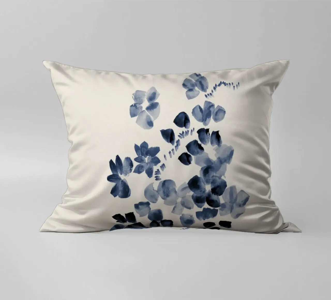 Danushka - Fiori su una vite I cuscino da The Artcircle