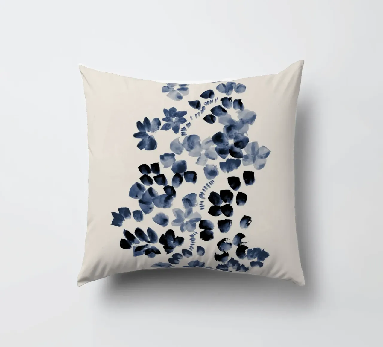 Danushka - Fiori su una vite I cuscino da The Artcircle