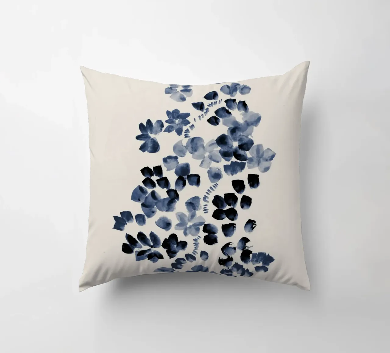 Danushka - Fiori su una vite I cuscino da The Artcircle