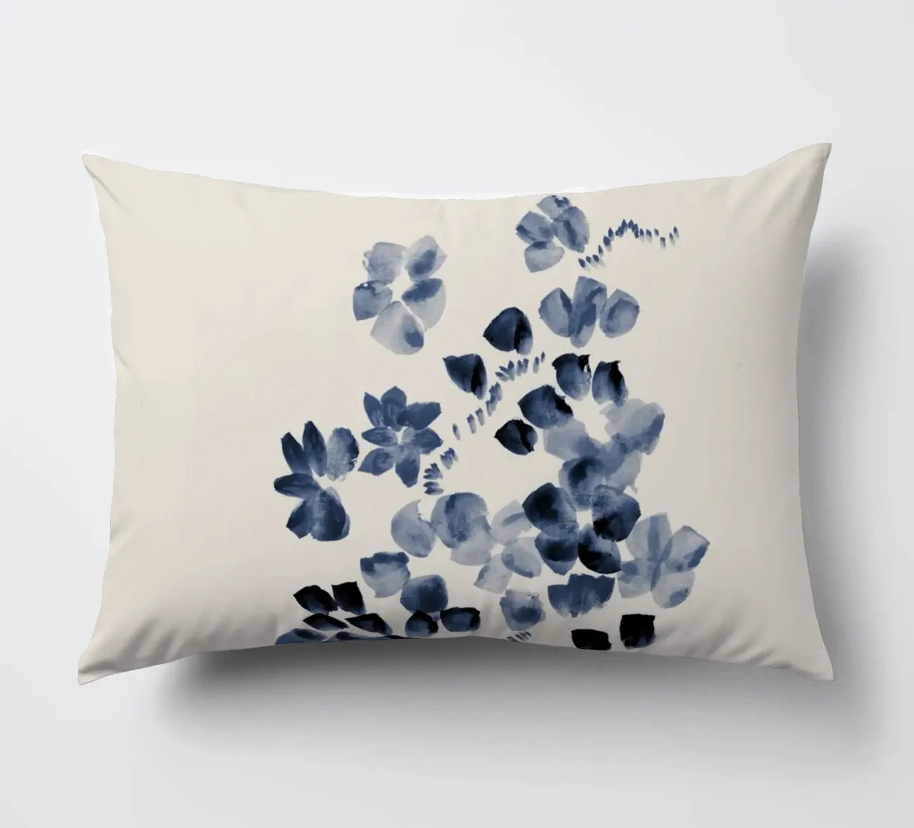 Danushka - Fiori su una vite I cuscino da The Artcircle
