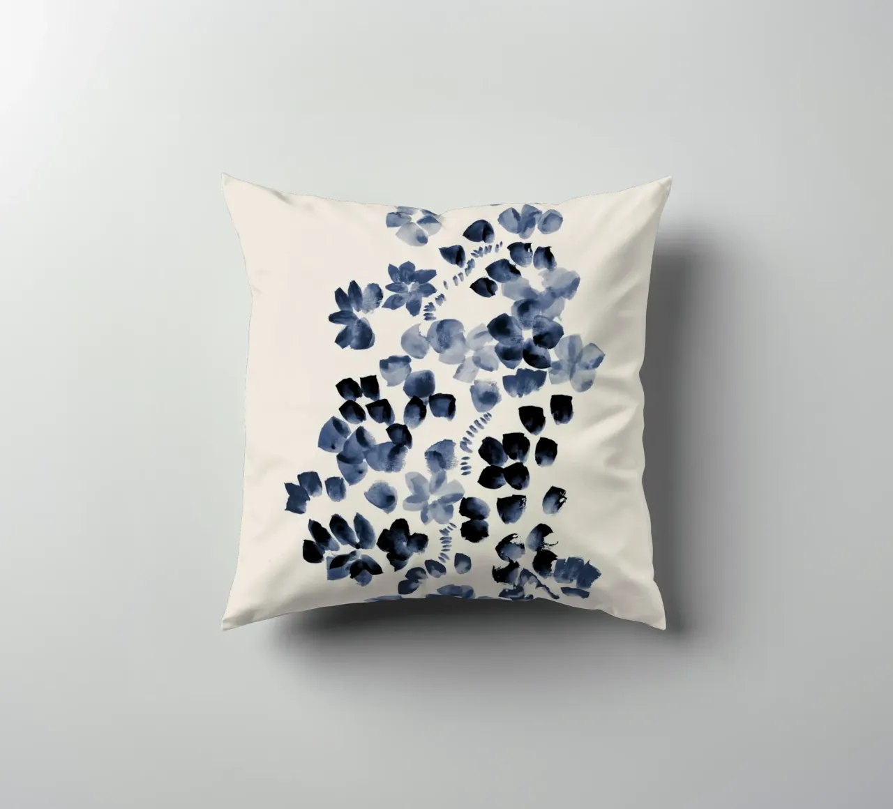 Danushka - Fiori su una vite I cuscino da The Artcircle