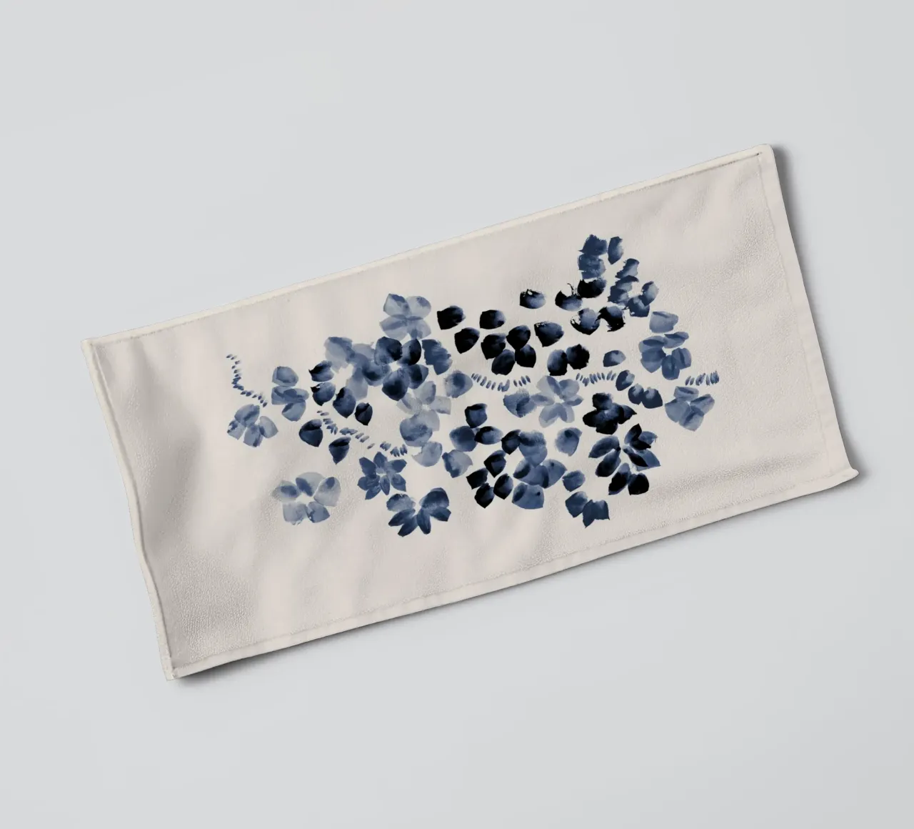 Danushka - Fiori su una vite I asciugamano da bagno da The Artcircle
