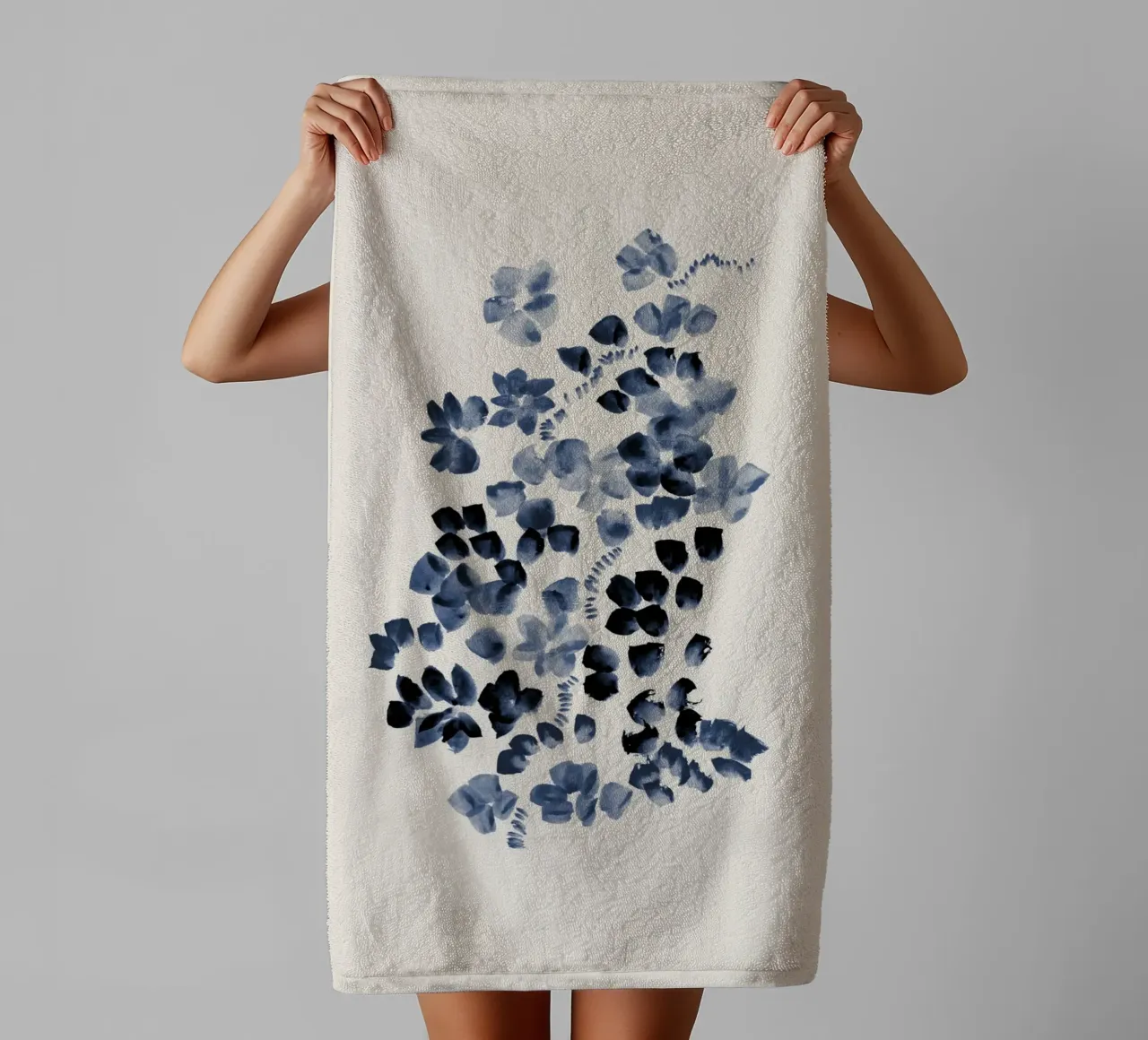 Danushka - Fiori su una vite I asciugamano da bagno da The Artcircle
