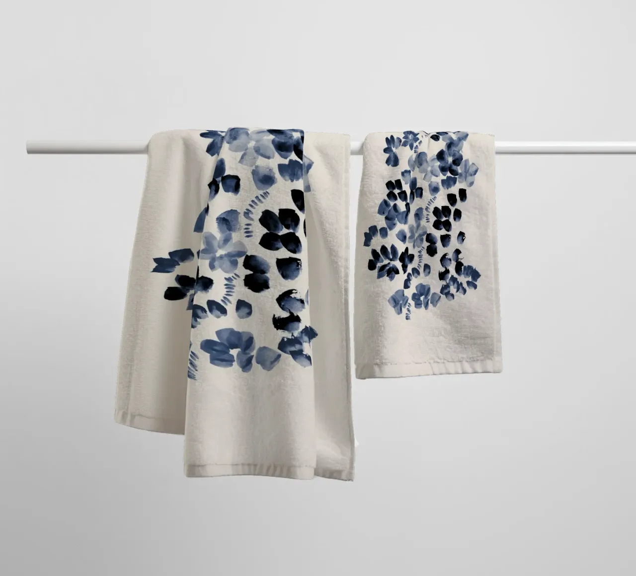 Danushka - Fiori su una vite I asciugamano da bagno da The Artcircle