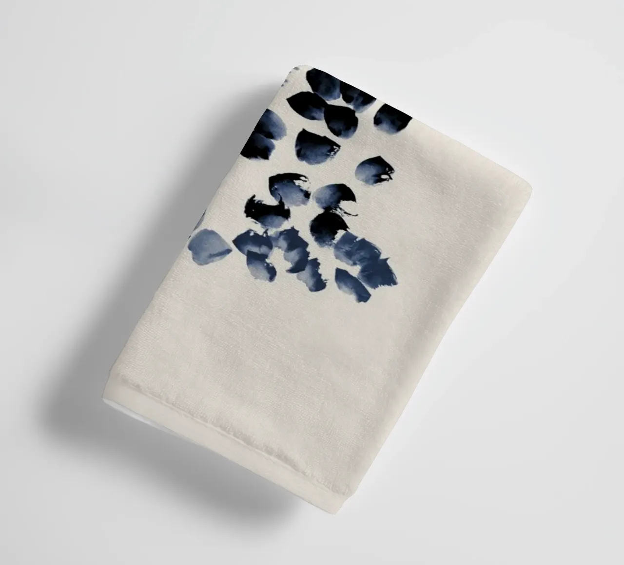 Danushka - Fiori su una vite I asciugamano da bagno da The Artcircle