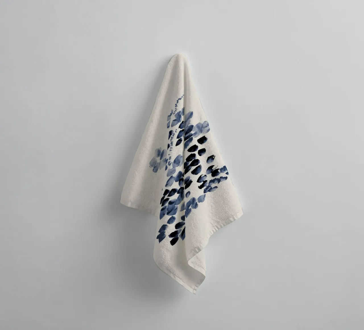 Danushka - Fiori su una vite I asciugamano da bagno da The Artcircle