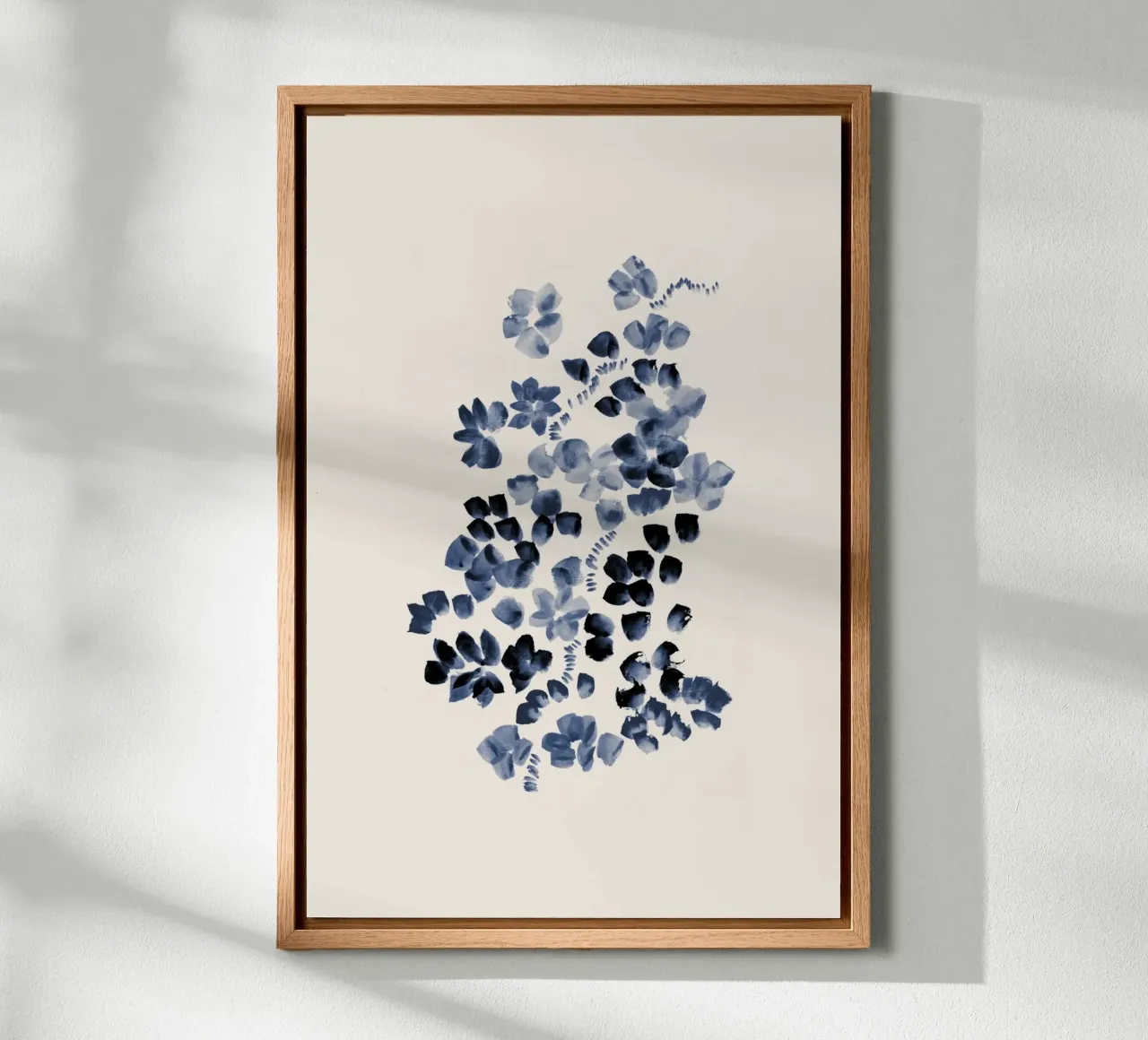 Danushka - Fiori su una vite I tela con Cornice a cassetta da The Artcircle