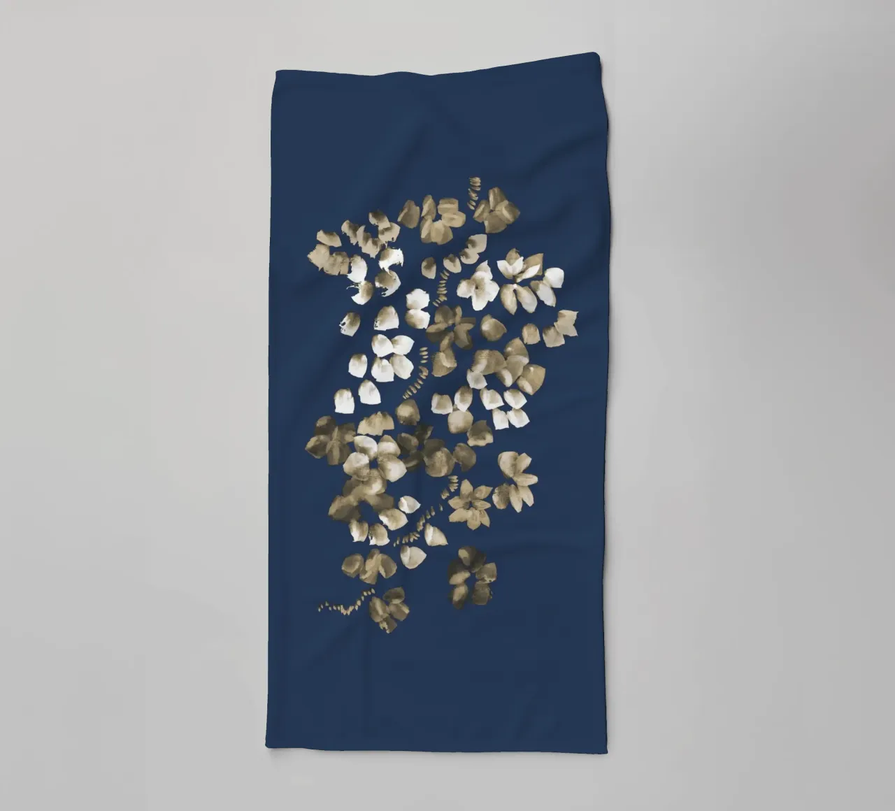 Danushka - Fiori su una vite II asciugamano da bagno da The Artcircle