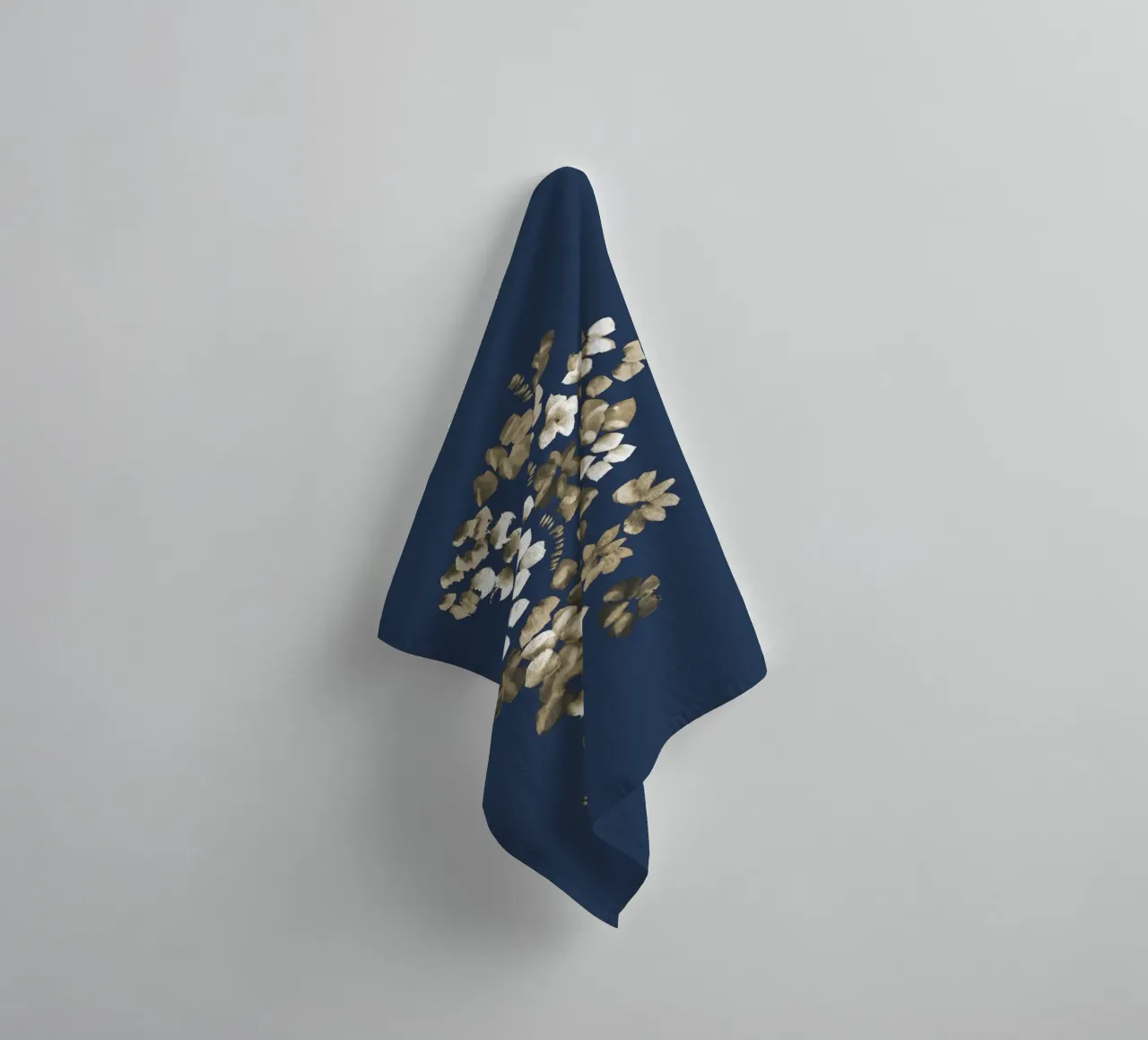 Danushka - Fiori su una vite II asciugamano da bagno da The Artcircle