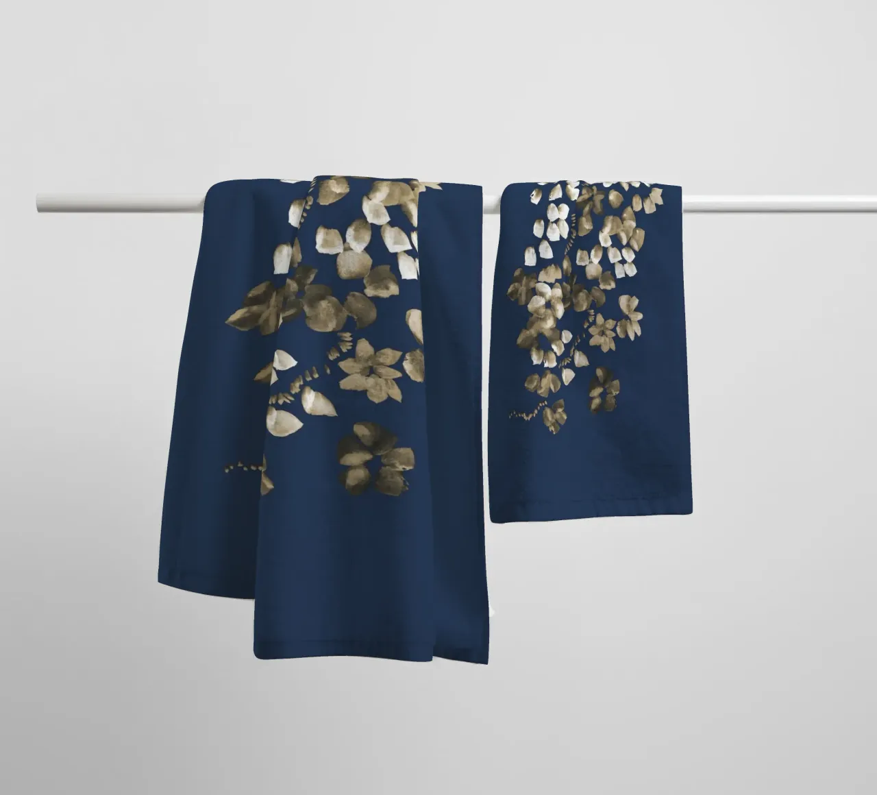 Danushka - Fiori su una vite II asciugamano da bagno da The Artcircle