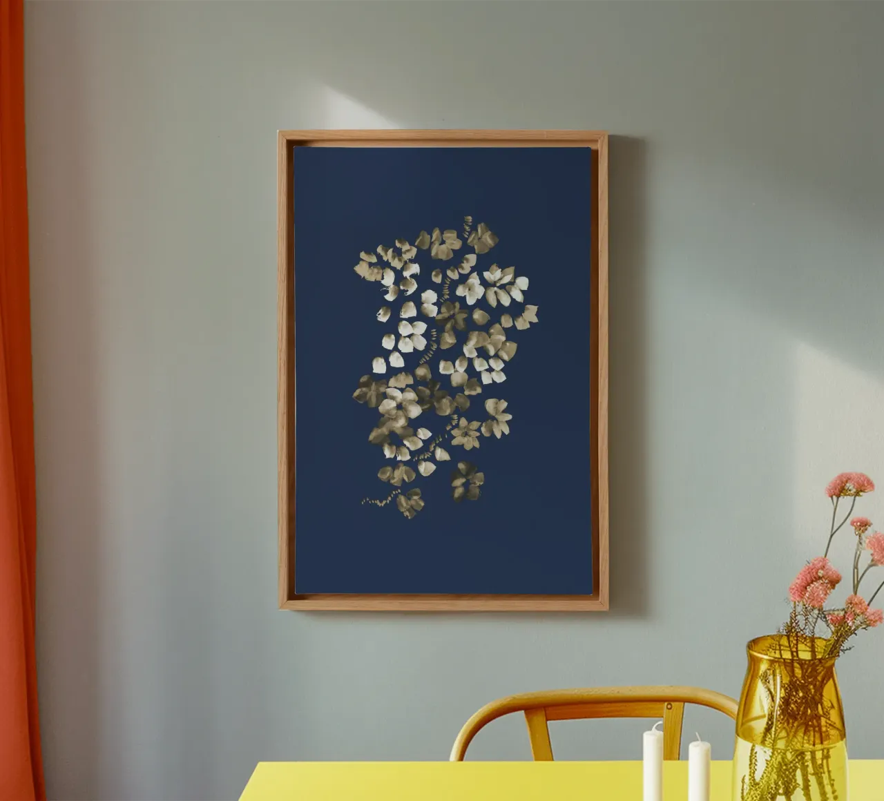 Danushka - Fiori su una vite II tela con Cornice a cassetta da The Artcircle