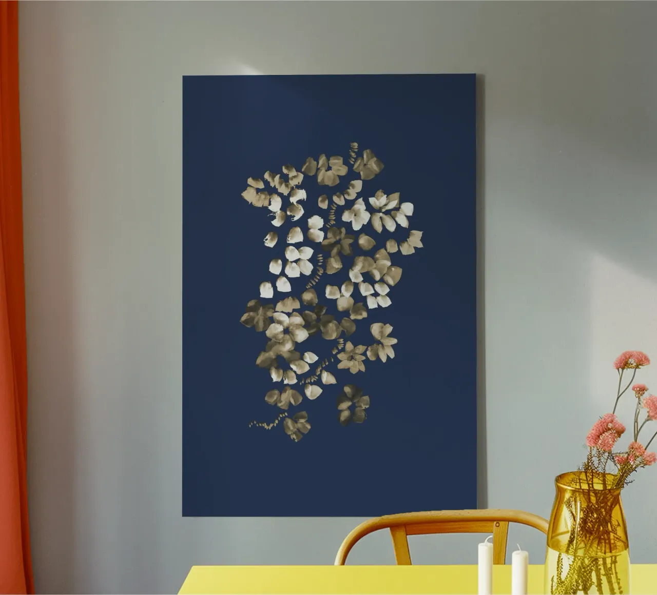 Danushka - Fiori su una vite II tela con Cornice a cassetta da The Artcircle