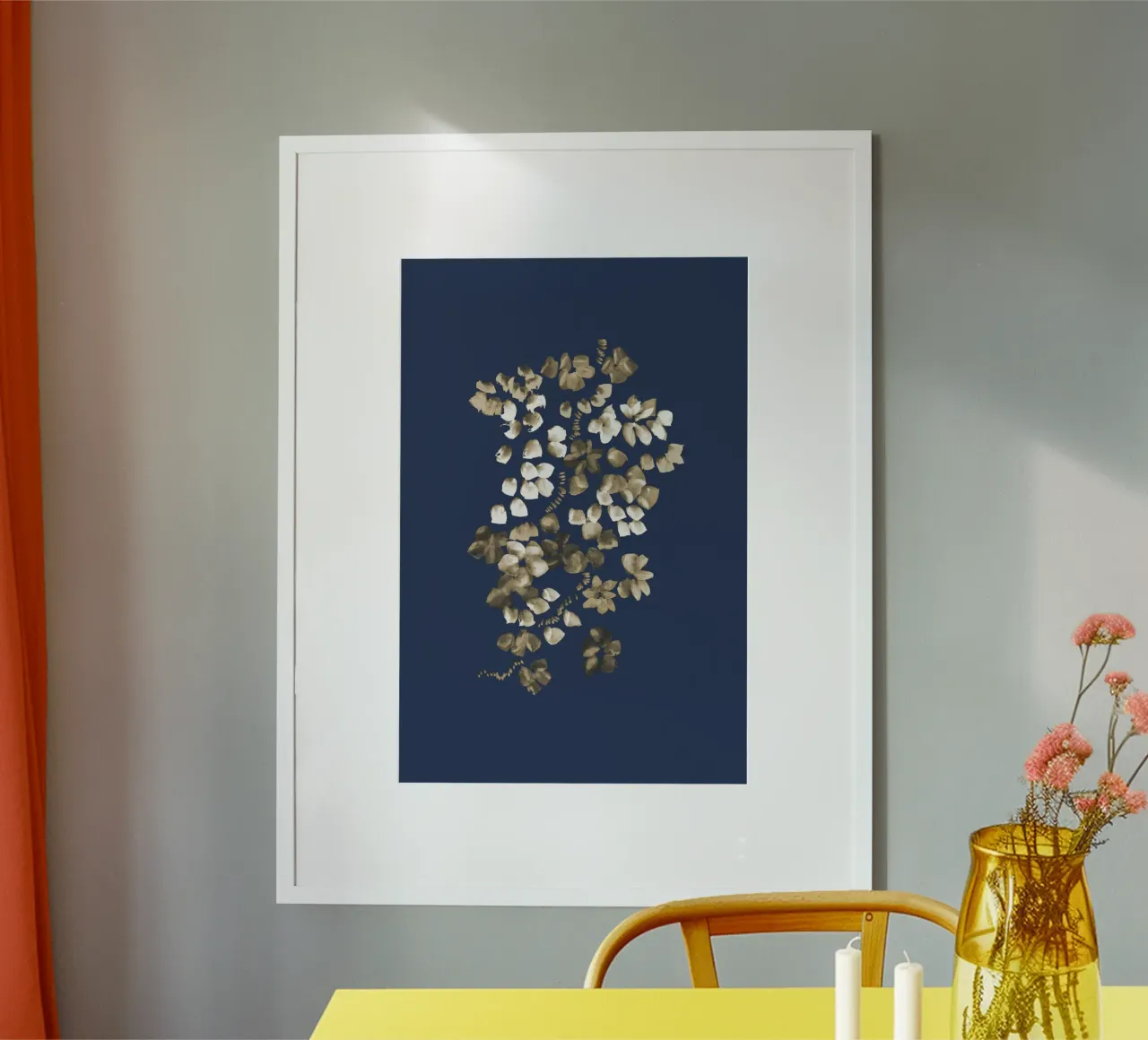 Danushka - Fiori su una vite II poster con telaio in alluminio da The Artcircle