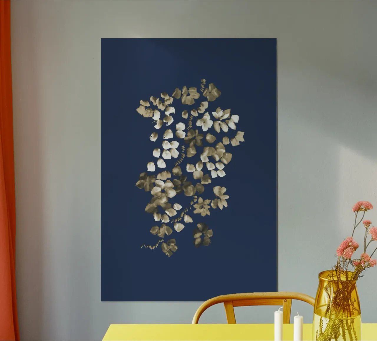 Danushka - Fiori su una vite II poster con telaio in alluminio da The Artcircle