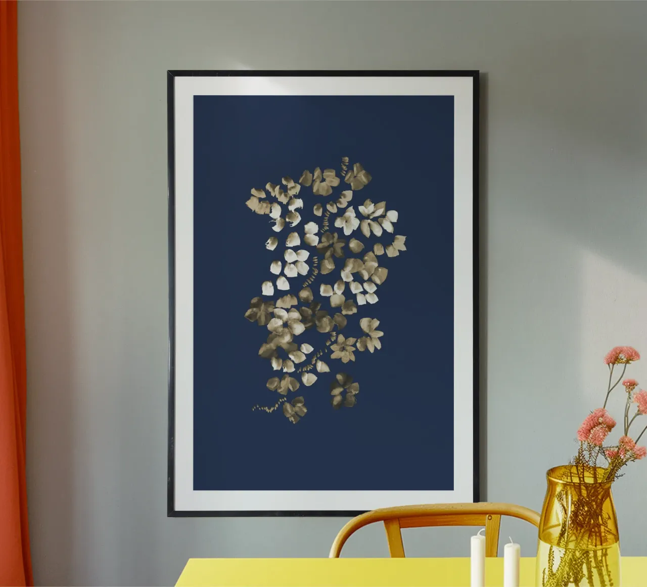 Danushka - Fiori su una vite II poster con telaio in alluminio da The Artcircle