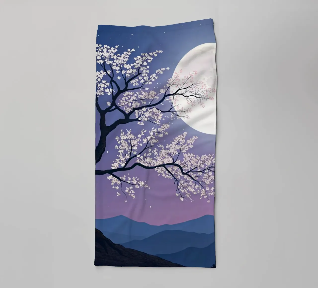 L'abbraccio luminoso della luna piena sui fiori di ciliegio asciugamano da bagno da Artistic-shop