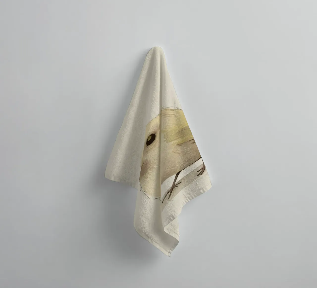 Oiseau jaune délicat - Une touche de charme naturel serviette de bain de DesignDoodle