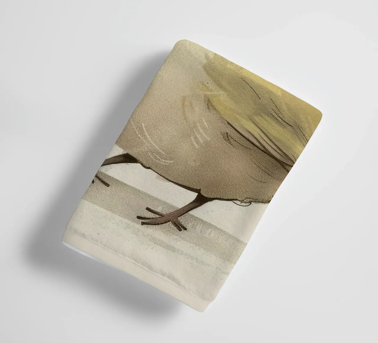 Oiseau jaune délicat - Une touche de charme naturel serviette de bain de DesignDoodle