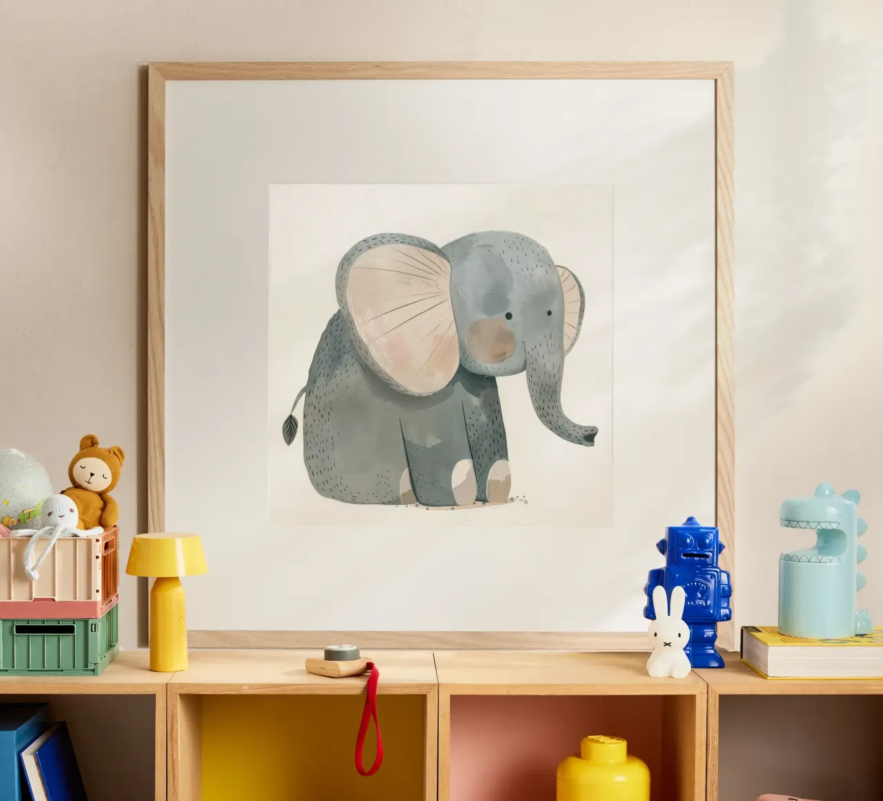 Elefantino stravagante - Un tenero e dolce amico della giungla poster con telaio in legno da DesignDoodle