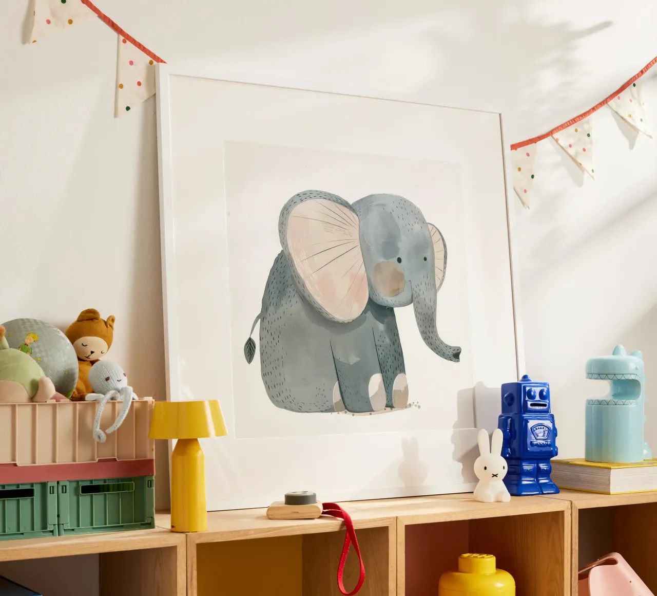 Elefantino stravagante - Un tenero e dolce amico della giungla poster con telaio in legno da DesignDoodle