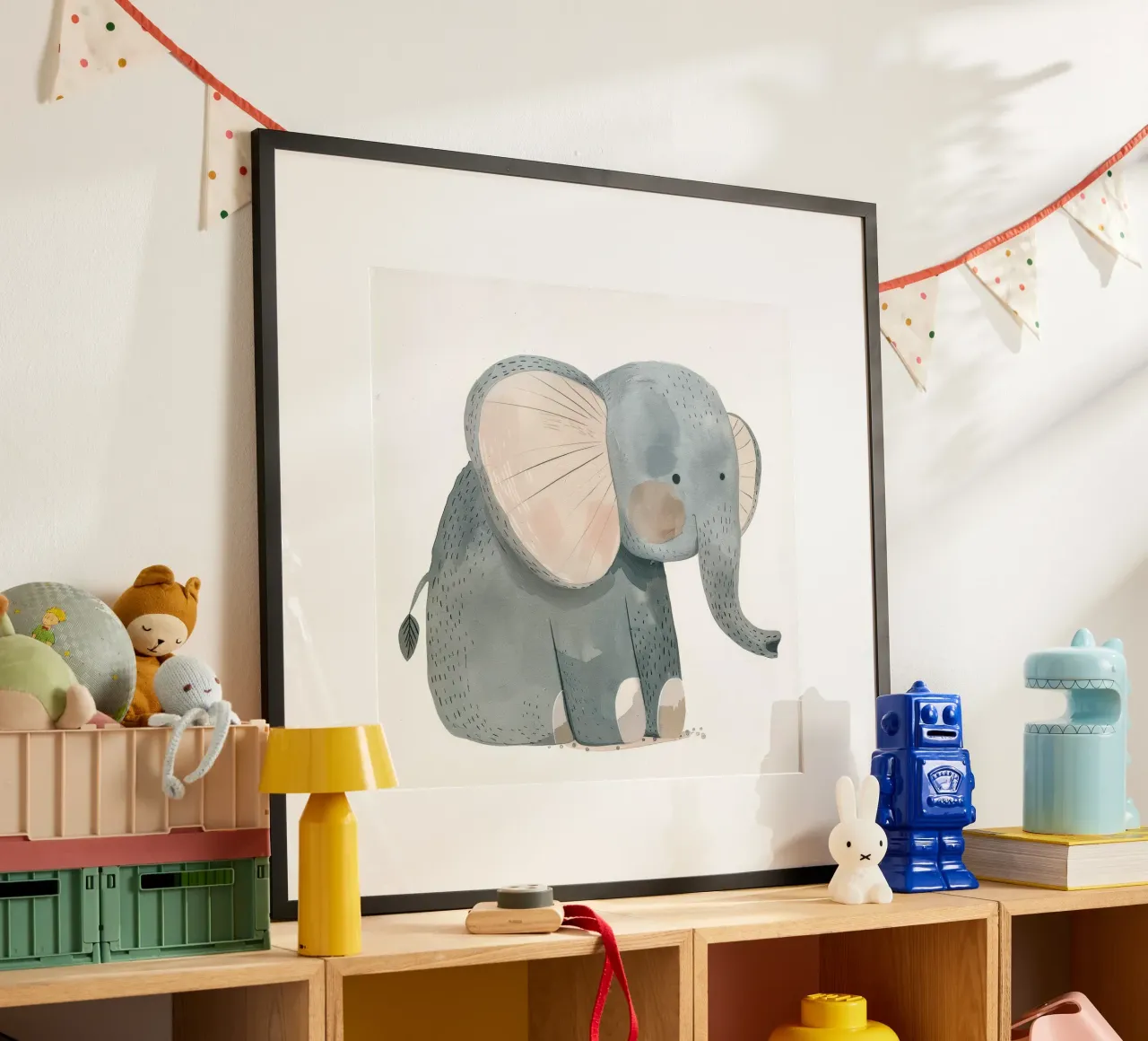 Elefantino stravagante - Un tenero e dolce amico della giungla poster con telaio in legno da DesignDoodle
