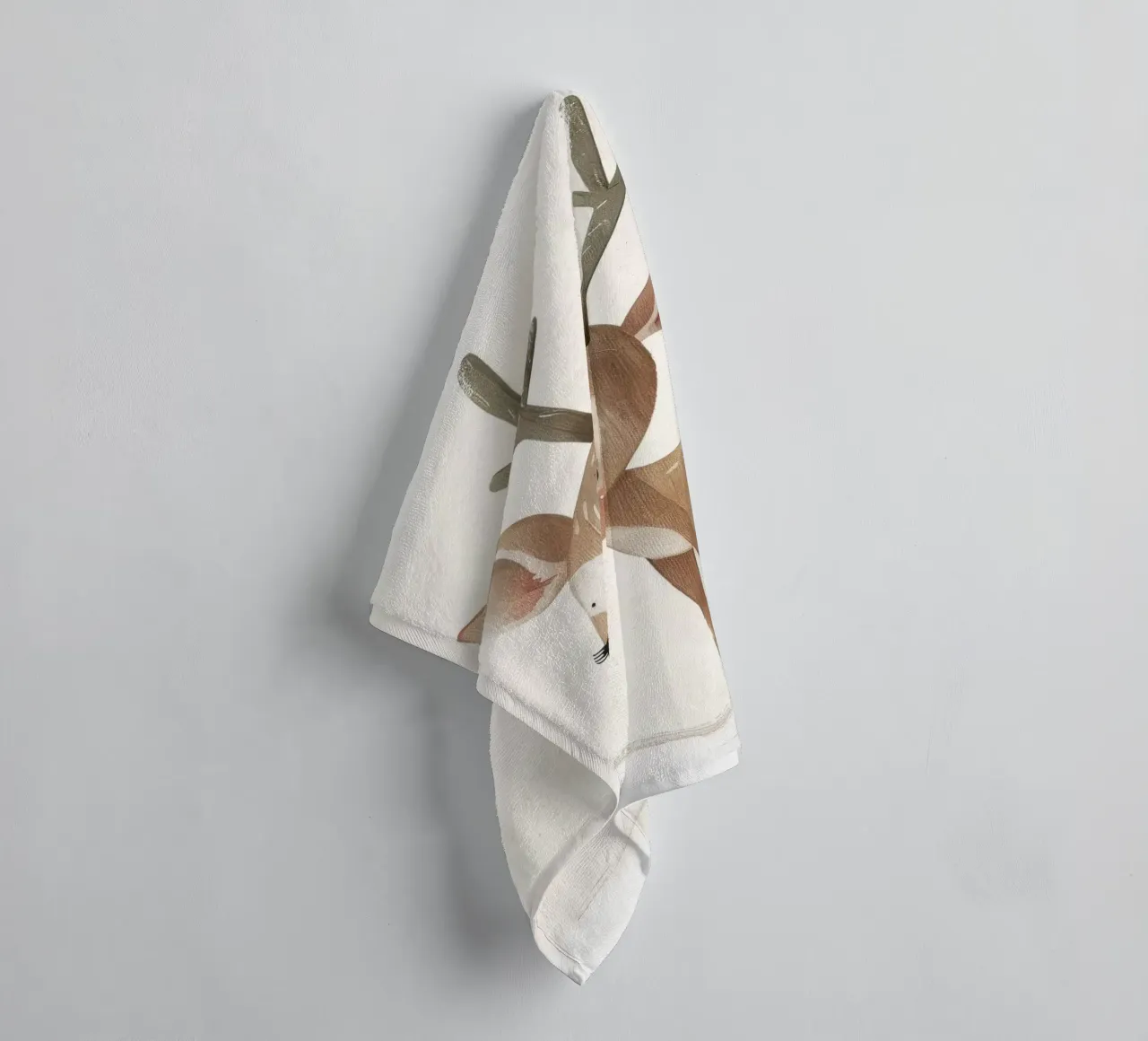 Fauve avec bois - Une créature des bois majestueuse serviette de bain de DesignDoodle