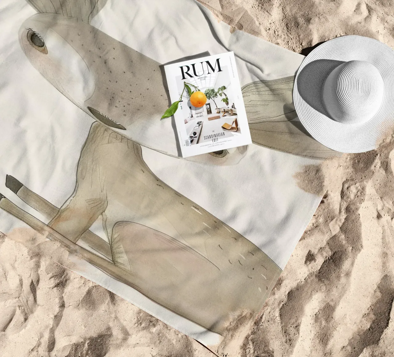 Cerbiatto con fogliame - Una scena di natura serena telo mare da DesignDoodle