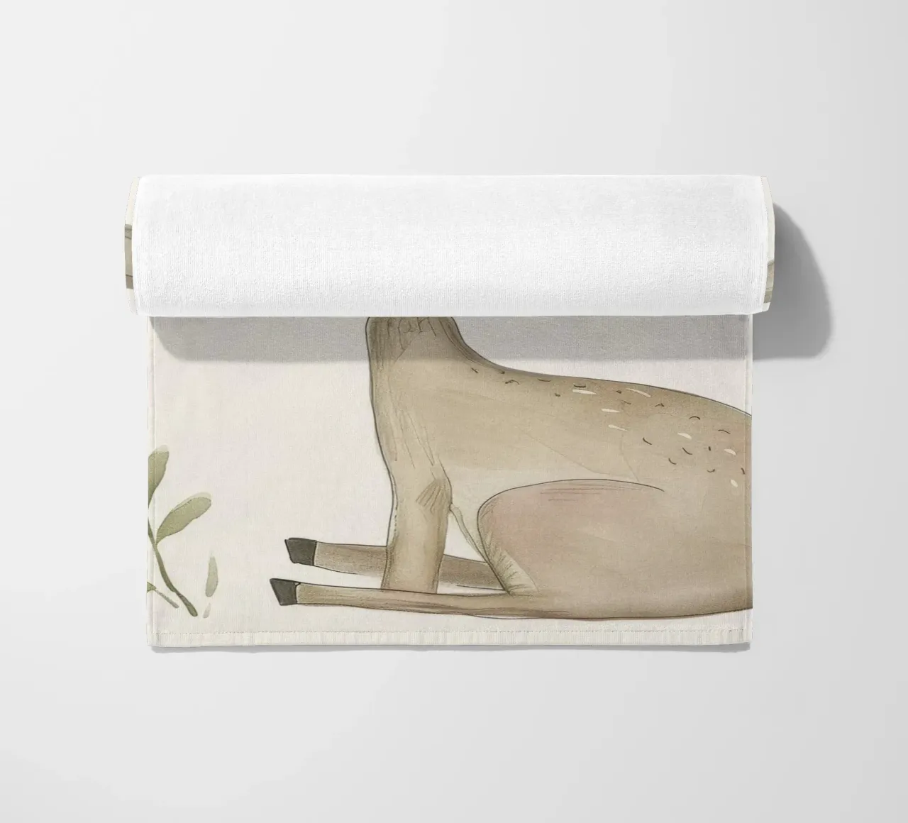 Cerbiatto con fogliame - Una scena di natura serena telo mare da DesignDoodle