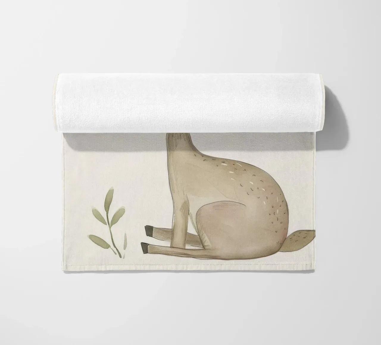 Cerbiatto con fogliame - Una scena di natura serena telo mare da DesignDoodle