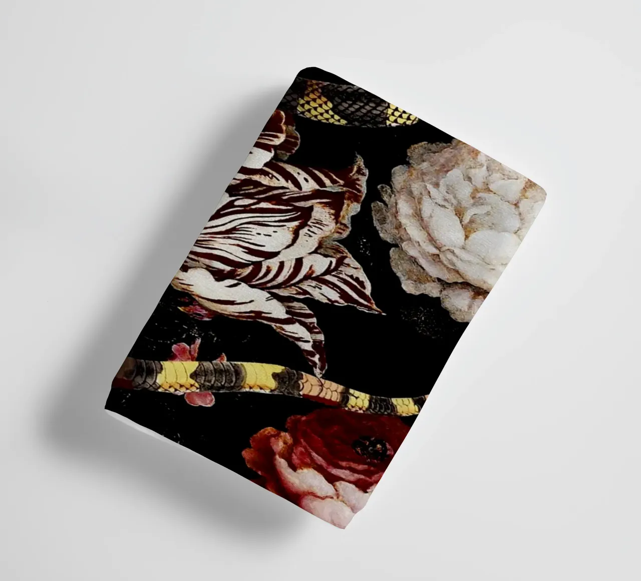 Dangers in the Forest XI asciugamano da bagno da burcukorkmazyurek