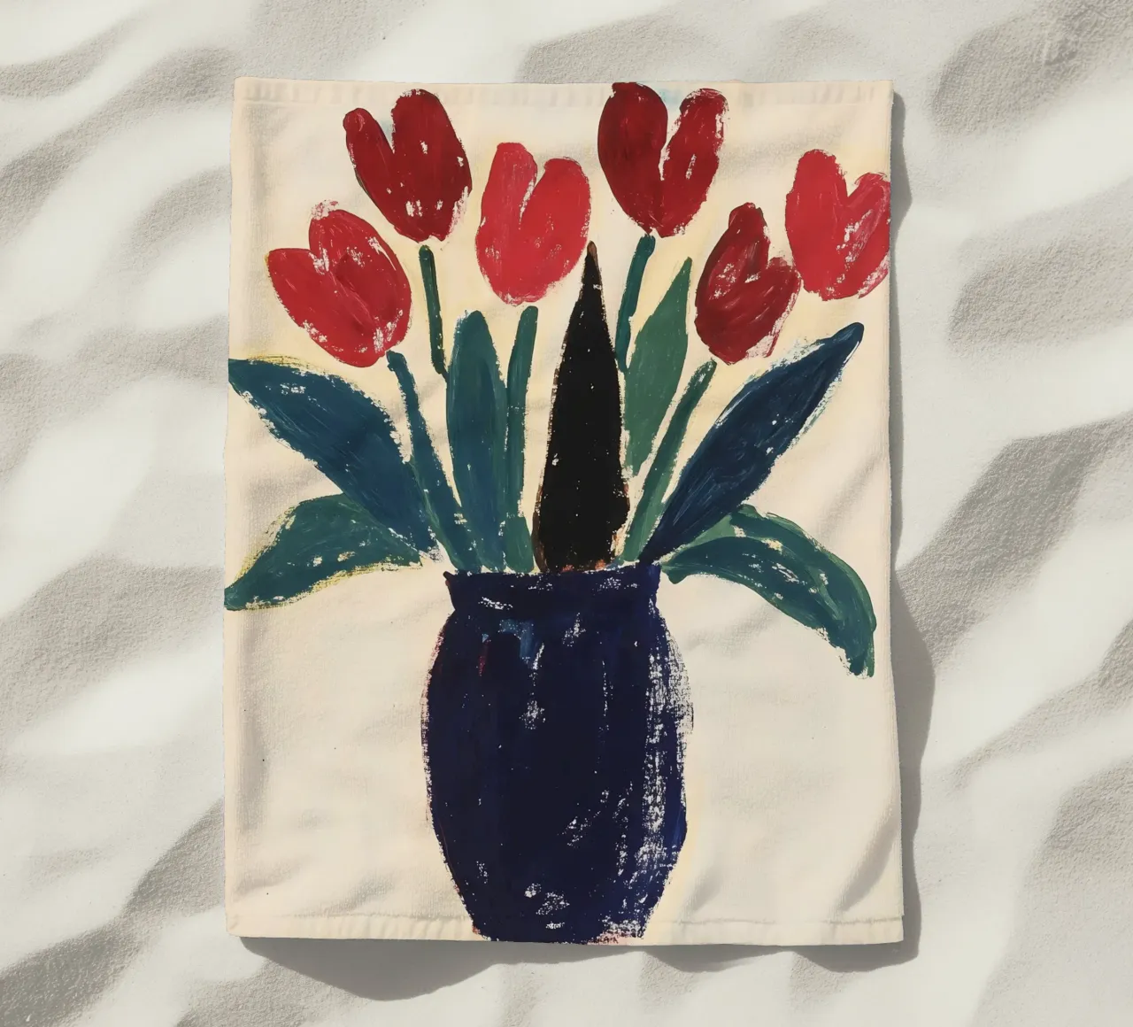 Tulpen in Vase Strandtuch von IamHomeStudio