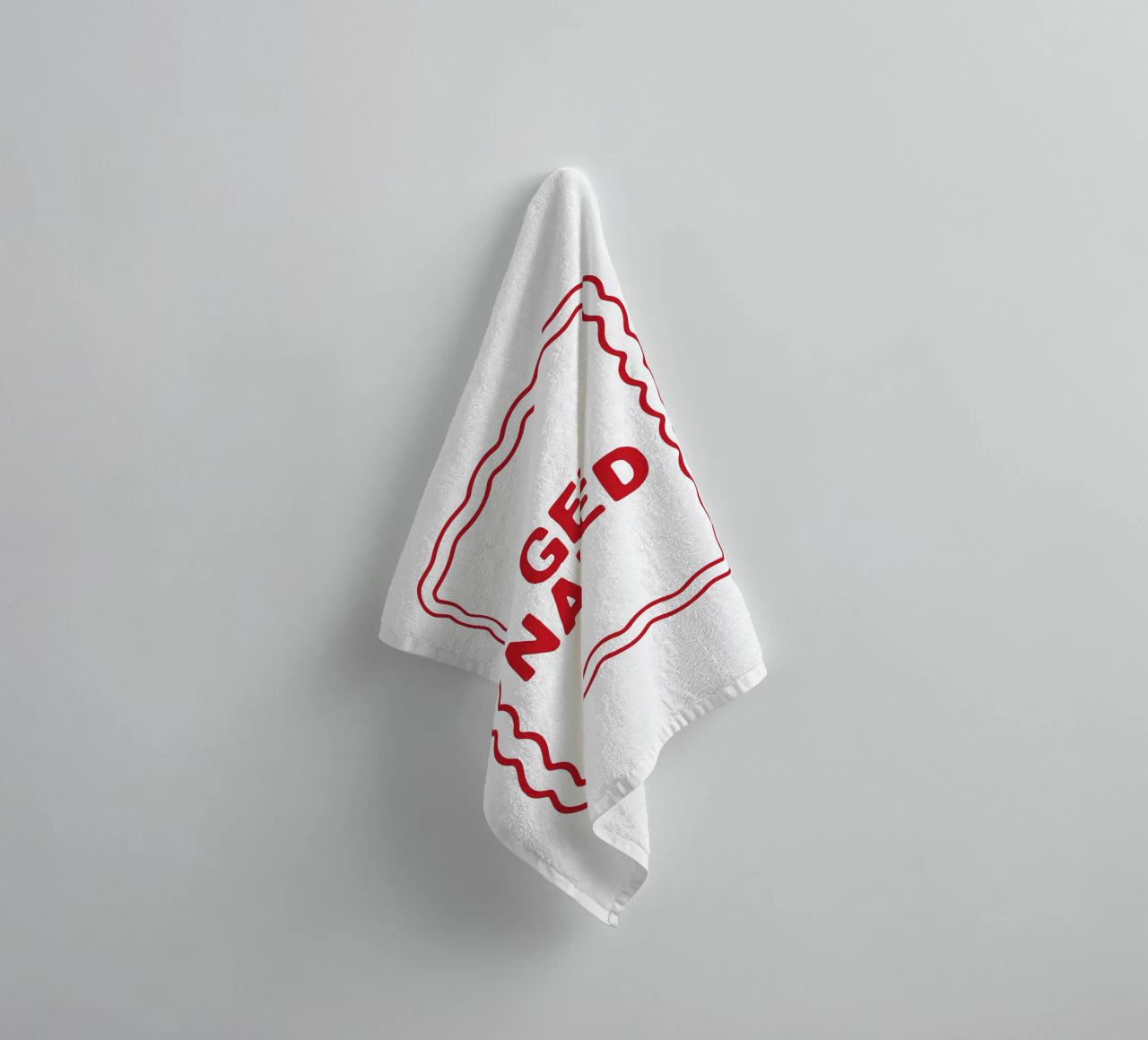 Get Naked asciugamano da bagno da Attaboy Dsgn