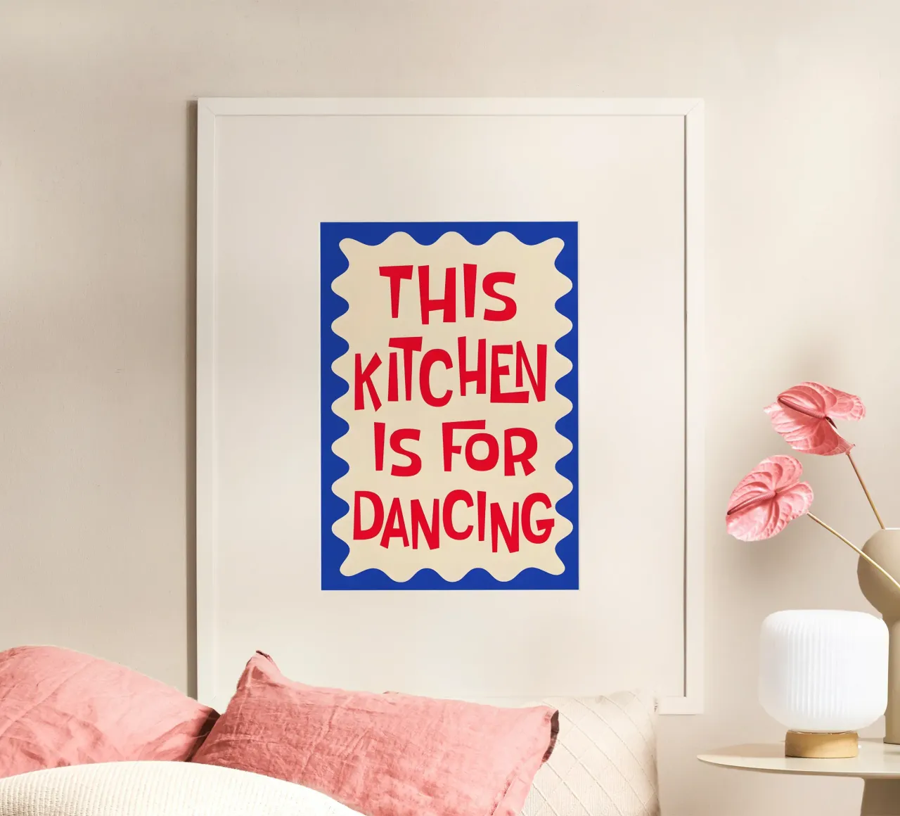 This Kitchen Is for Dancing poster con telaio in legno da Attaboy Dsgn