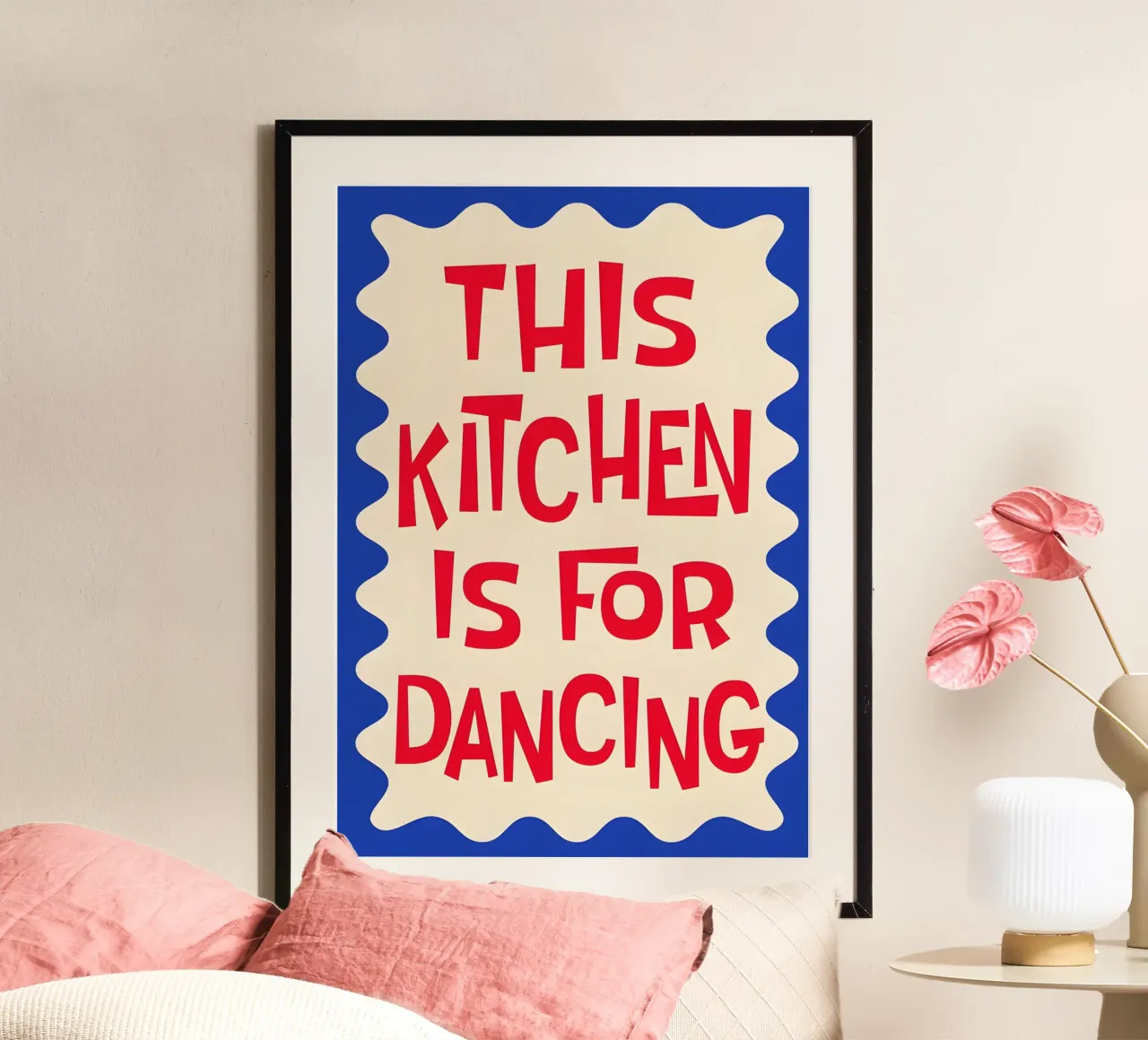 This Kitchen Is for Dancing poster con telaio in legno da Attaboy Dsgn