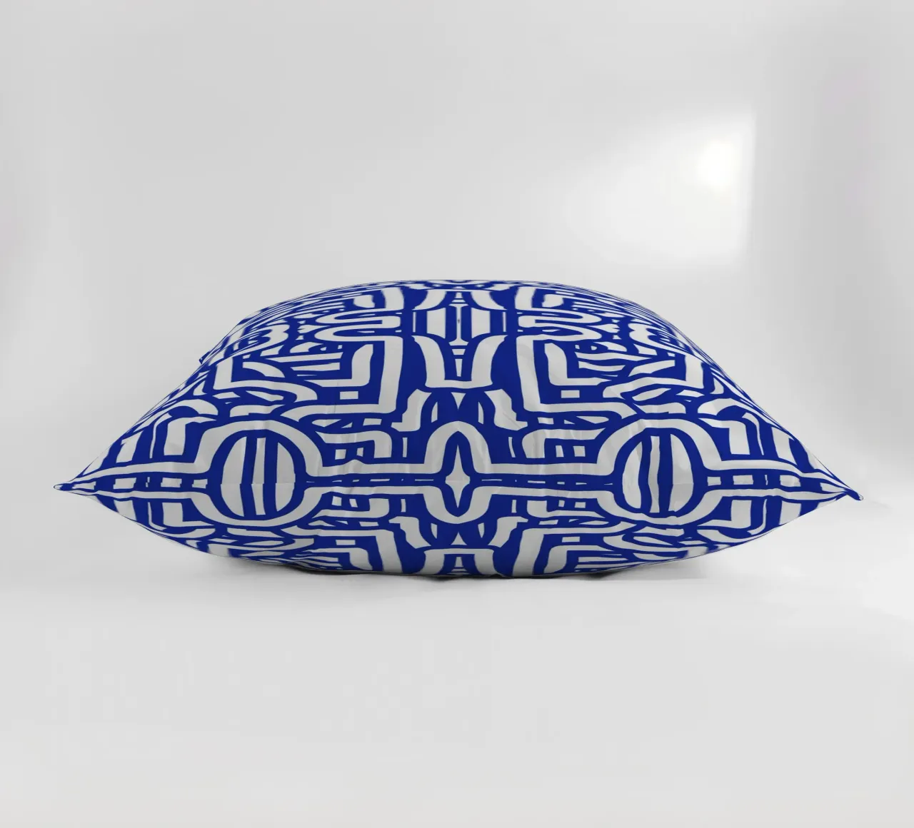 Simmetria del loop blu cuscino da Little Dean