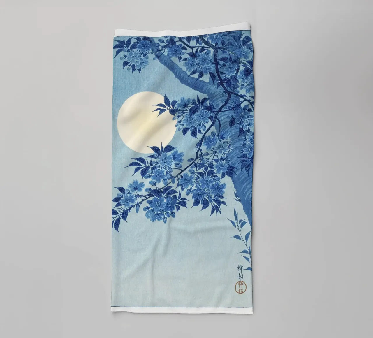 Ciliegio in fiore in una notte di luna di Ohara Koson (1932 ca.) asciugamano da bagno da Venus Art