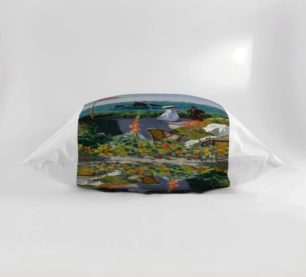 femme avec parapluie vue sur l'océan vagues voilier claude monet coussin de belong shop