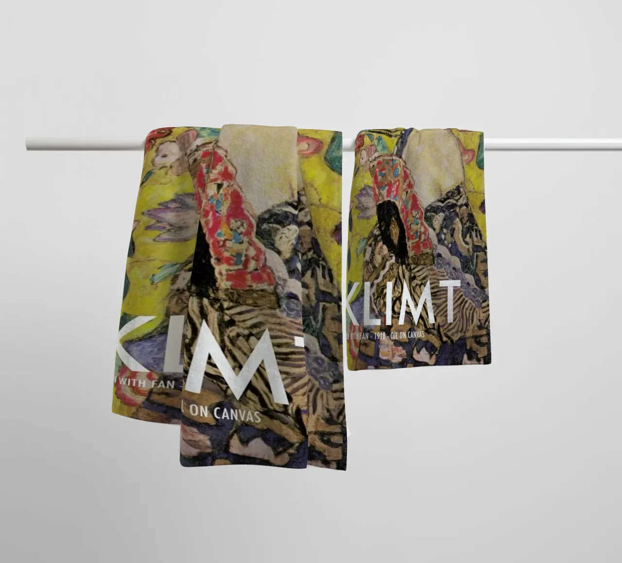 Klimt - Lady with Fan asciugamano da bagno da Vintage by JUNIQE