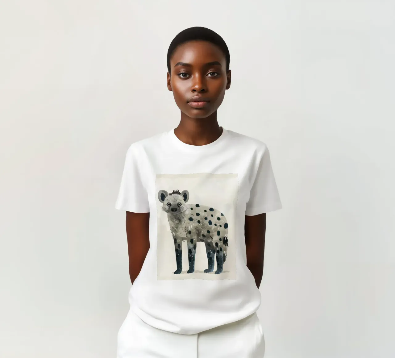 Opera d'arte di iena maculata e giocosa - Design unico di animali selvatici t-shirt da DesignDoodle