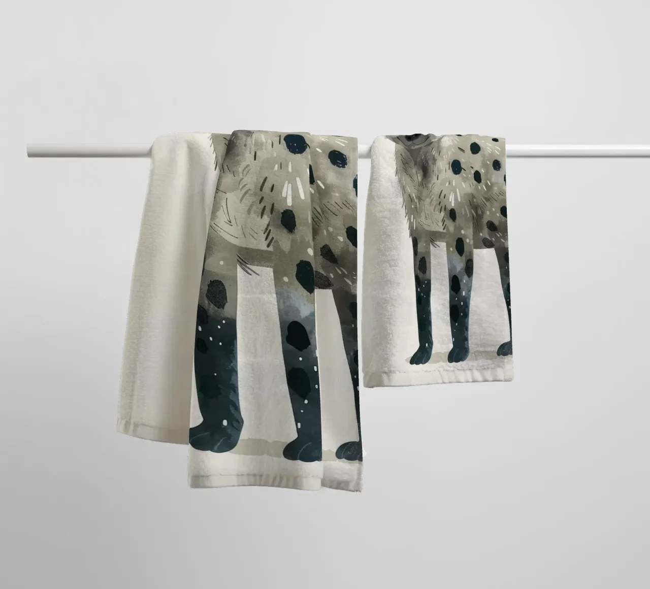 Opera d'arte di iena maculata e giocosa - Design unico di animali selvatici asciugamano da bagno da DesignDoodle