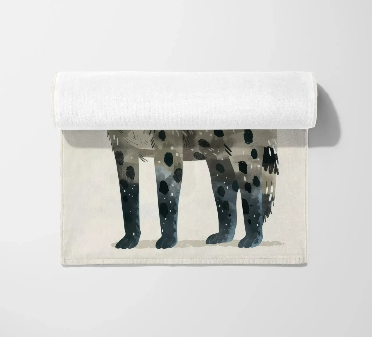 Opera d'arte di iena maculata e giocosa - Design unico di animali selvatici telo mare da DesignDoodle