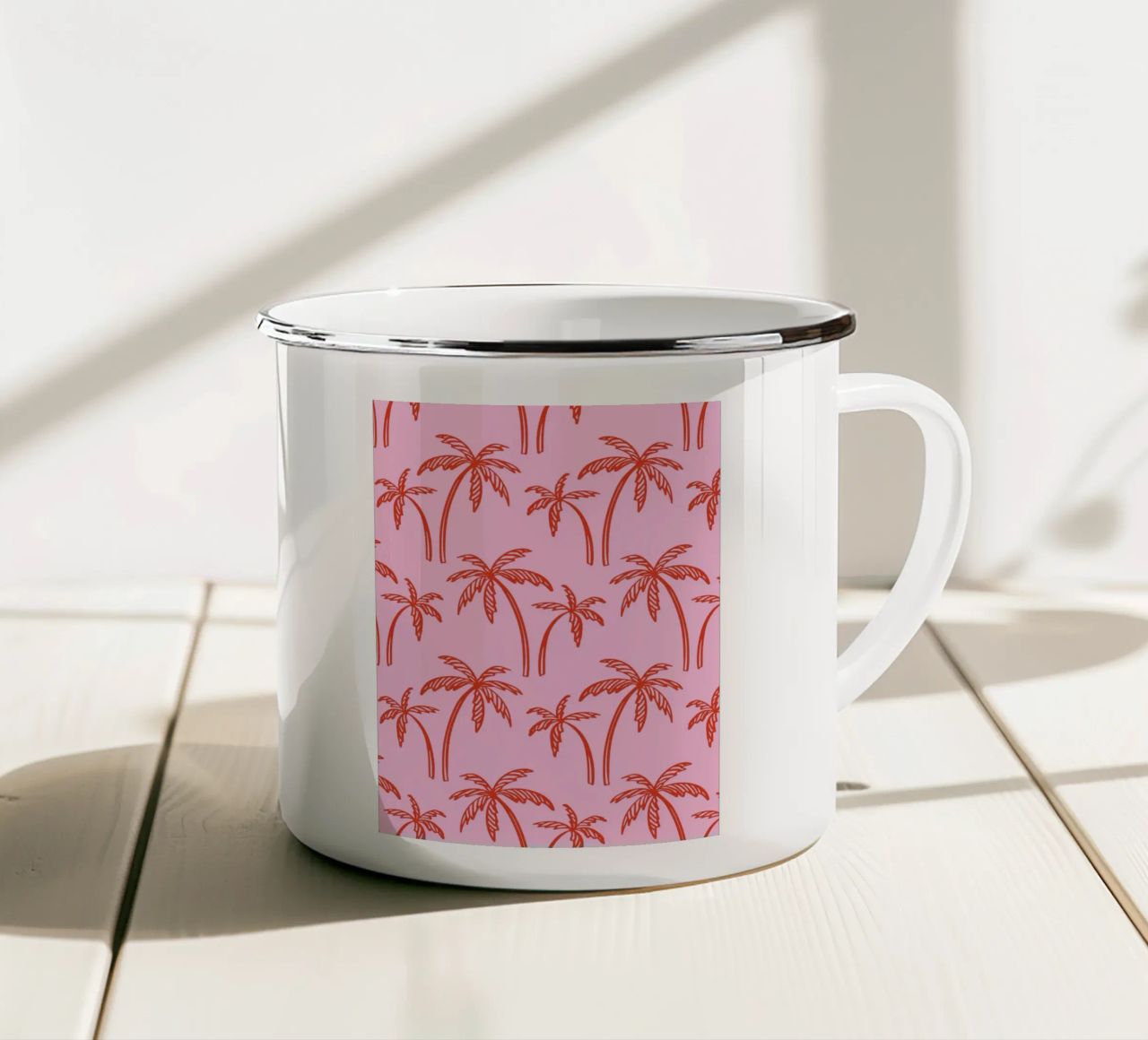 Tropische Palme Muster - Rosa und Rot Retro Strand Vibes Emaille Tasse von pdigitalprints
