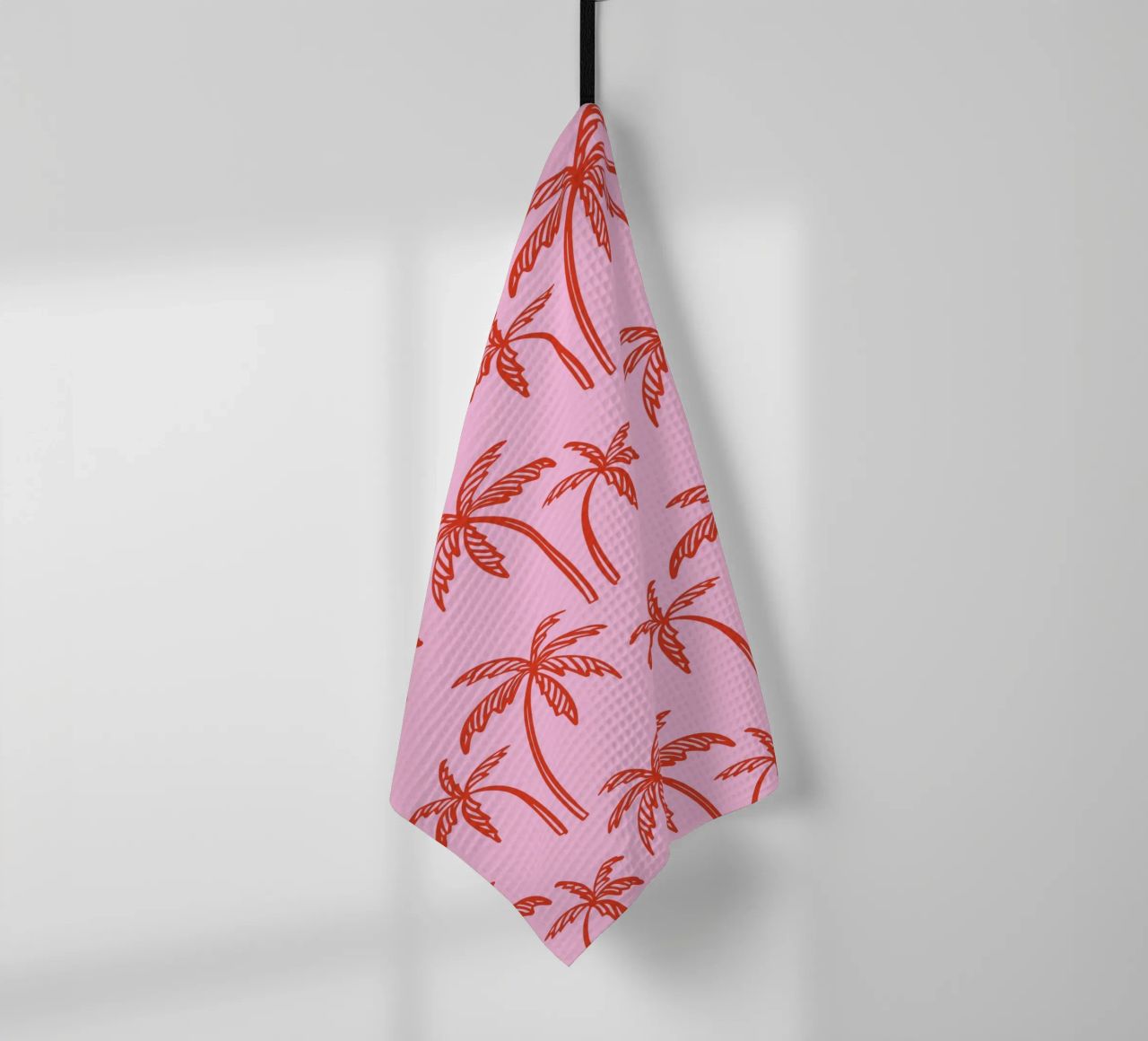 Tropische Palme Muster - Rosa und Rot Retro Strand Vibes Geschirrtuch von pdigitalprints