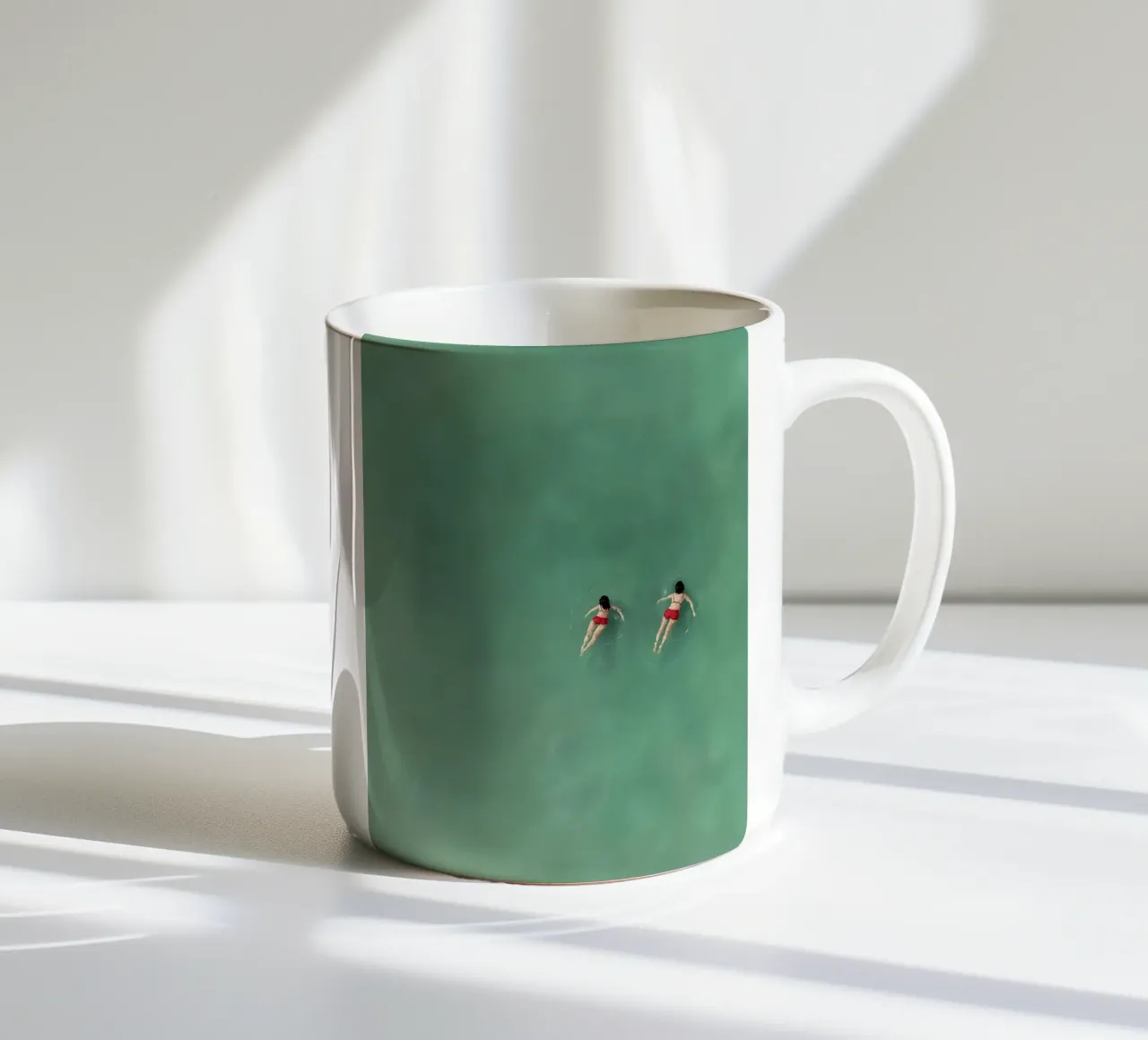 Persone che nuotano tazza in ceramica da IamHomeStudio