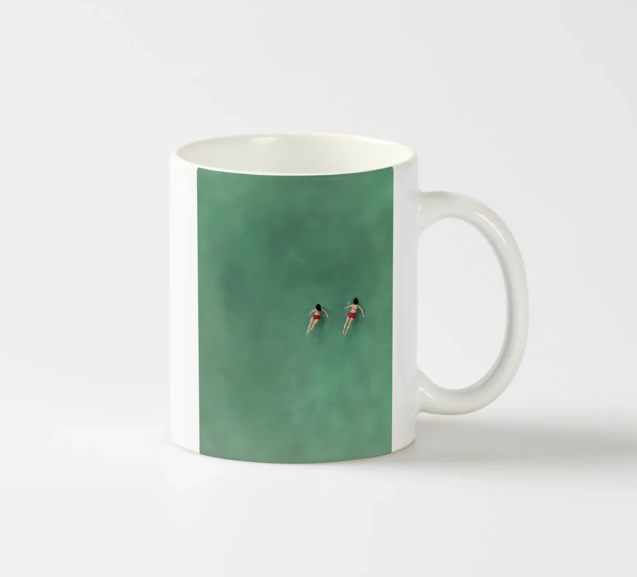 Persone che nuotano tazza in ceramica da IamHomeStudio