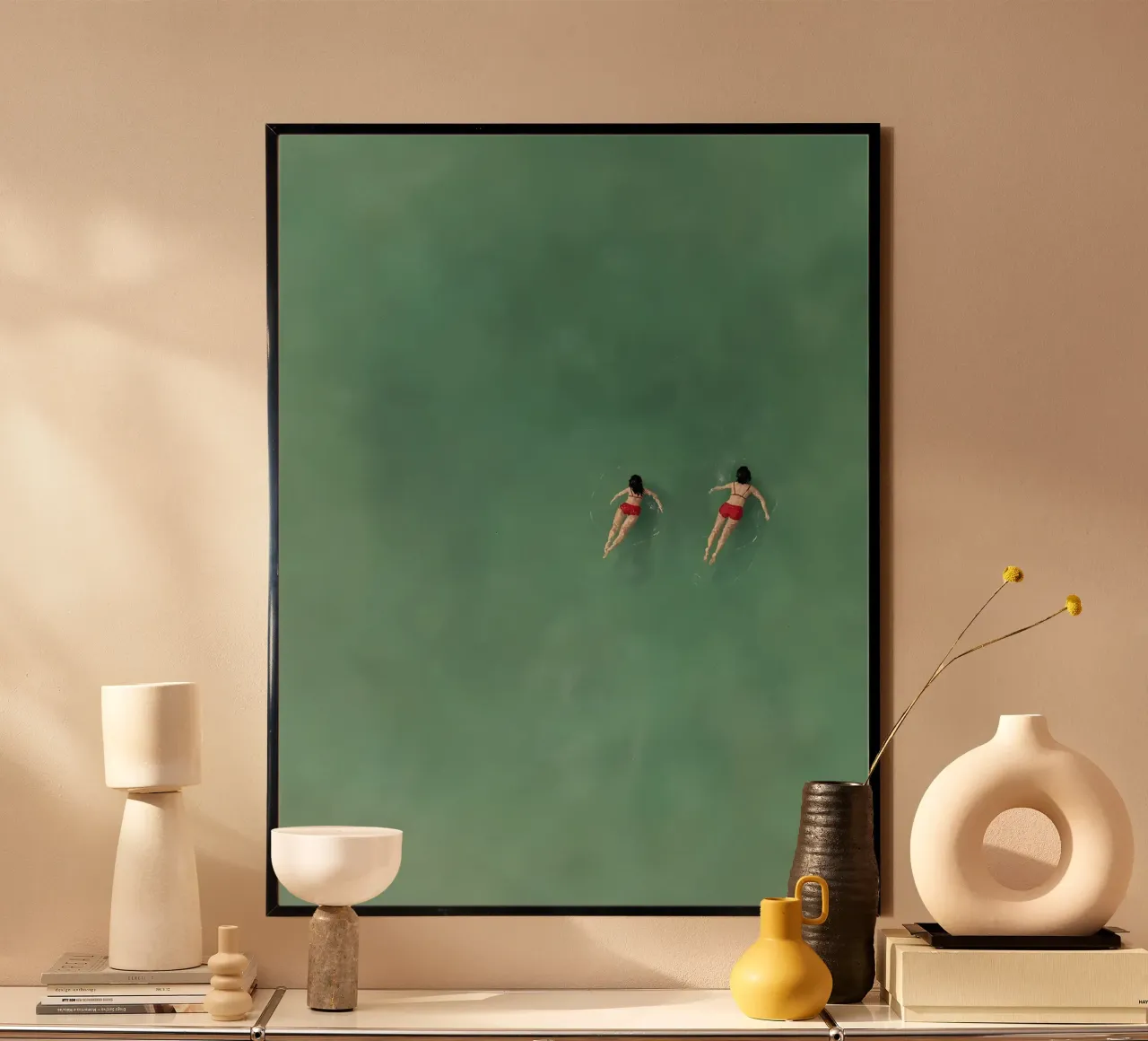 Persone che nuotano poster con telaio in legno da IamHomeStudio