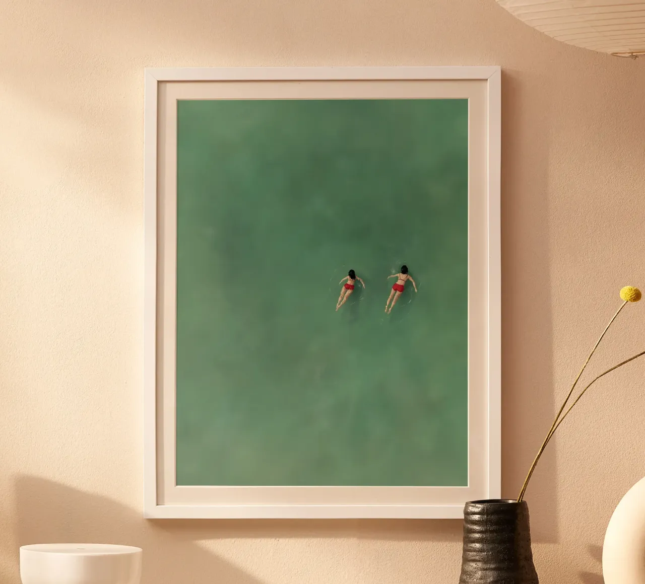Persone che nuotano poster con telaio in legno da IamHomeStudio