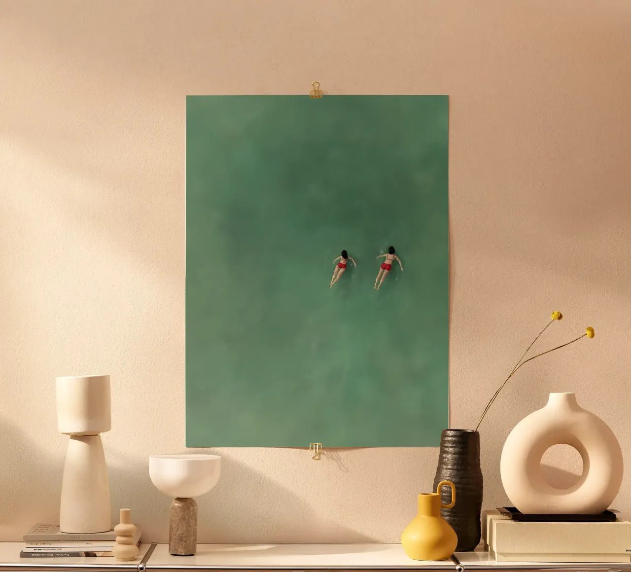 Persone che nuotano poster con telaio in legno da IamHomeStudio