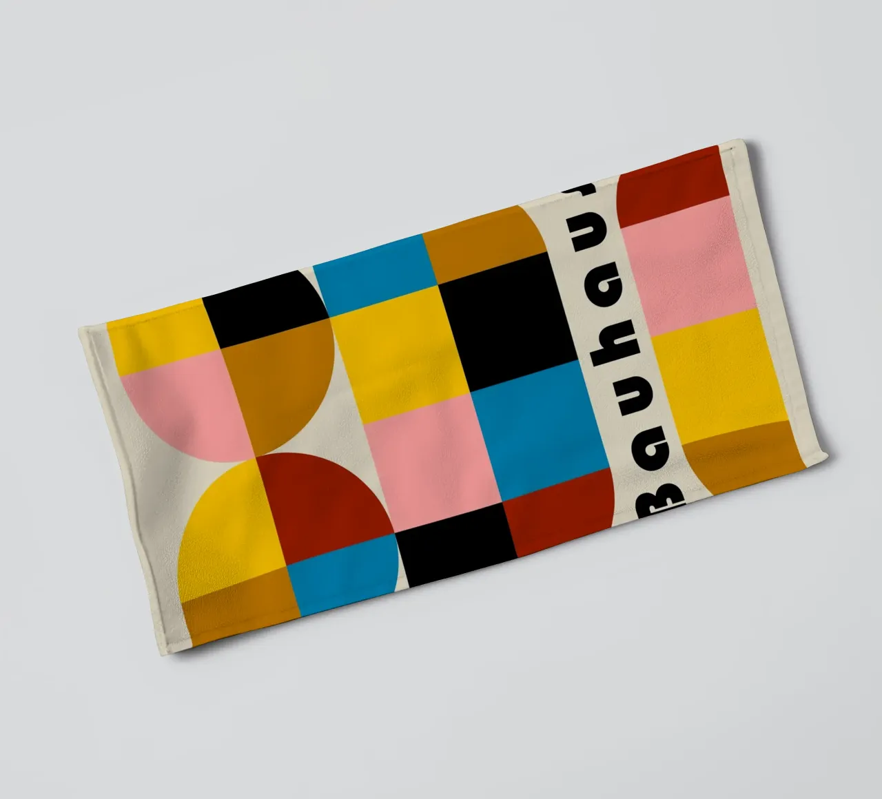 Bauhaus Shapes – Farbenfrohes Geometrie Poster Handtuch von Casa Calm